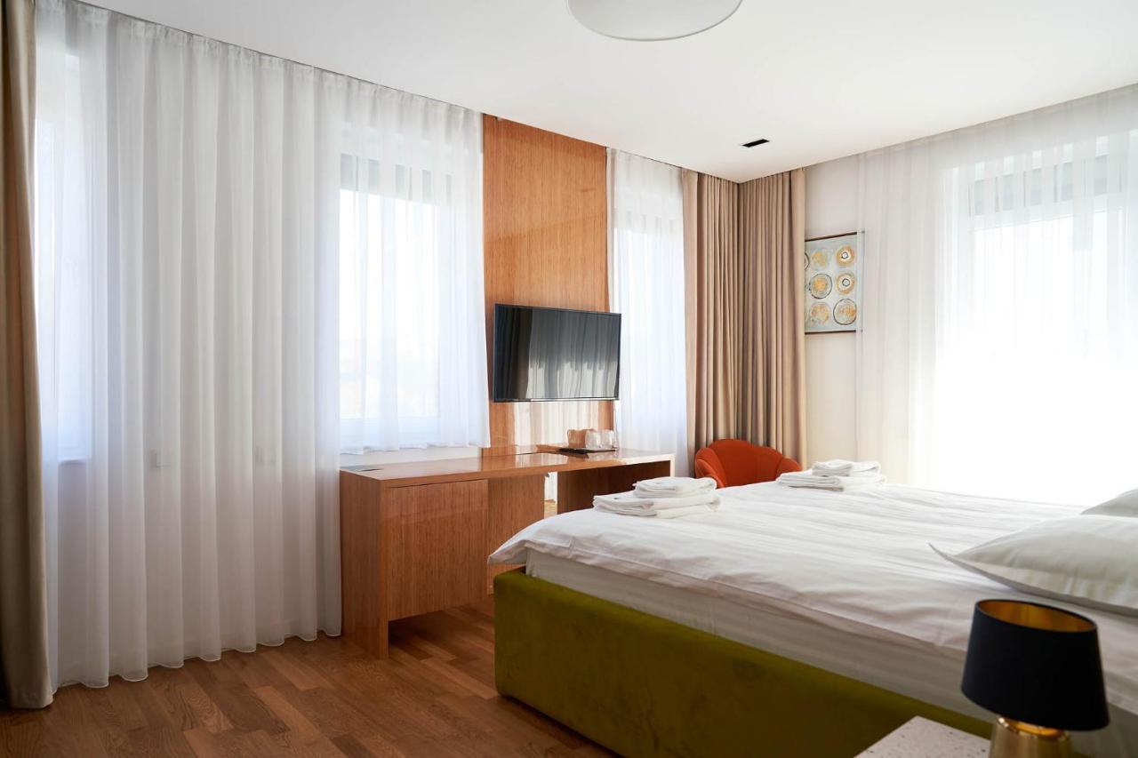 Hotel Glory Oradea Exteriör bild